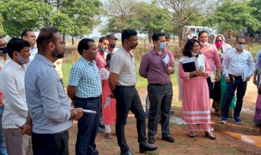 राज्य नोडल अधिकारी श्री भारतीदासन ने परखीं जिले के गोठानों की गतिविधियां...भटगांव में समूह द्वारा लेमनग्रास ऑयल प्लांट से तेल उत्पादन की सराहना की...