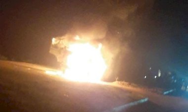 CG- दो भाइयों की दर्दनाक मौतः काम कर घर लौट रहे दो भाइयों को हाइवा ने कुचला.... नेशनल हाइवे पर हादसे में 2 की मौके पर ही मौत.... आक्रोशित ग्रामीणों ने हाइवा को किया आग के हवाले.... हाइवे पर 3 किलोमीटर तक लगा जाम.... फिर हुआ ये.....