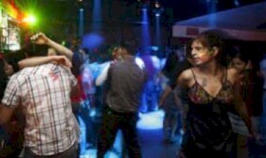 पति ने दोस्त को सौंप दी पत्नी: दारू पार्टी के बाद पति ने दोस्तों को दिया सेक्स पार्टी का ऑफर.... सौंप दिया पत्नी को.... पार कर दी अश्लीलता की हदें.... फिर जो हुआ.... पीड़िता ने सुनाई आपबीती... जान हो जाएंगे हैरान.....