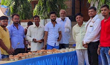 साजा महामाया शीतला समिति के सदस्यों ने किया प्रसाद वितरण