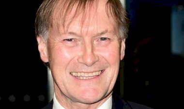 दिनदहाड़े सांसद का मर्डर: सांसद की दिनदहाड़े चाकू मारकर हत्या... अपने सहयोगियों के साथ चर्चा कर रहे थे सांसद.... तभी सिरफिरे ने ताबड़तोड़ कई वार किए.... समलैंगिक विवाह के थे विरोधी......