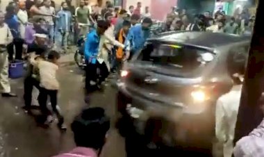 यहां भी जशपुर जैसी घटना VIDEO: कार सवार ने विसर्जन जुलूस में मचाया तांडव.... विसर्जन जुलूस के दौरान फुल स्पीड में घुसाई कार.... रिवर्स करते हुए 7 लोगों को रौंदा.... दुर्गा विसर्जन के लिए जा रहे लोगों पर चढ़ा दी कार.... देखें रोंगटे खड़ा कर देने वाला VIDEO.......