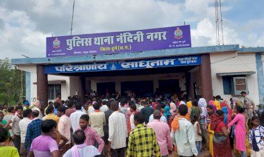 CG VIDEO: दशहरा पर्व के दौरान दो पक्षों में जमकर मारपीट…..थाने से महज़ 500 मीटर दूरी तय करने पुलिस को लग गये घंटो…फिर जो हुआ…. विवाद में महिलाएं भी भिड़ी, जमकर लाठियां भी चली…. भारी संख्या में लोगों ने किया थाने का किया घेराव…. इतने……लोगों पर FIR ,जाँच में जुटी पुलिस…देखे विडियो………