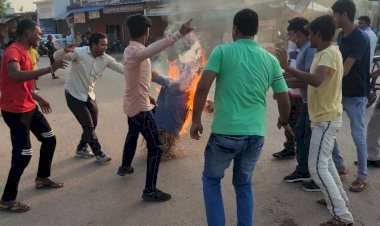 पत्थलगांव में हुई घटना पर चढ़ा सियासी रंग BJYM ने किया दशहरा पर्व के तीसरे दिन सीएम बघेल का पुतला दहन....