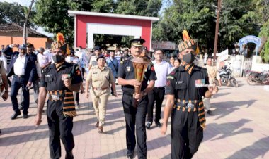 धमतरी पहुंची स्वर्णिम विजय मशाल, 1971 के युद्ध में शामिल रहे सैनिकों का हुआ सम्मान