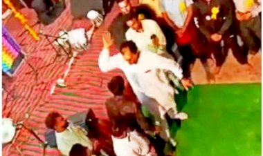 VIDEO ब्रेकिंग: कांग्रेस विधायक की सत्ता के नशे में खुलेआम गुंडागर्दी.... युवक ने पूछा आपने गांव के लिए क्या किया…फिर जो हुआ…विधायक,गार्ड ने की युवक के साथ जमकर मारपीट , गाली गलौच-धक्का मुक्की... दोबारा नज़र न आने की भी धमकी.... देखें VIDEO...……
