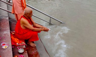 महामंडलेश्वर स्वामी हंसराम जी ने माँ गंगा में शारदीय नवरात्रि की भस्मि प्रवाहित की