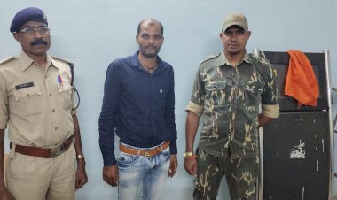 CG: बदनाम करने का फिल्मी स्टाइल.... WhatsApp स्टेटस में लड़की की फोटो लगाकर लिखा, 