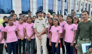 *सूरजपुर से मलखम की टीम राज्य स्तरीय प्रतियोगिता में भाग लेने रवाना हुई कोंडागांव .. हरि झंडी दिखाकर दिखाकर अतिरिक्त पुलिस अधीक्षक ने किया रवाना ...*