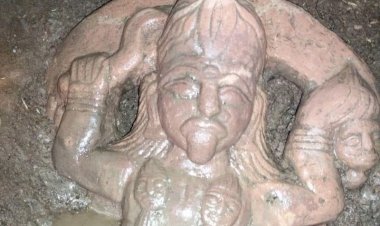 CG:बेमेतरा जिले की पुरानी बस्ती रांका के बनिया तालाब के पास स्थित मैदान में खुदाई के दौरान मां काली की प्राचीन मूर्ति ,दर्शन करने उमड़ी भीड़