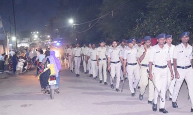 कबीरधाम पुलिस के द्वारा राज्योत्सव एवं आगामी दीपावली, धनतेरस, नरक चौदस, भाई दूज, के त्यौहार में शांति व्यवस्था बनाए रखने थाना सिटी कोतवाली से निकाला गया फ्लैग मार्च।