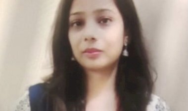 लेडी बैंक अफसर की मिली लाश: 32 साल की बैंक अधिकारी का फंदे पर लटका मिला शव , सुसाइड नोट में IPS अधिकारी समेत तीन को ठहराया मौत का जिम्मेदार….पुलिस महकमे में हड़कंप , कुछ दिन पहले ही लेडी अफसर ने तोड़ ली थी शादी….पढ़िये सुसाइड नोट…