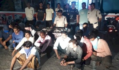 CG 25 गिरफ्तार: दीवाली के पहले पुलिस की बड़ी कार्यवाही….यहाँ पूर्व पार्षद सहित कारोबारियों का था जमावड़ा…..धड्डले से 52 परियों से इश्क लड़ा रहे थे दीवाने…. जुआ फड़ पर पुलिस का छापा....24जुआरी रंगे हाथों गिरफ्तार……..