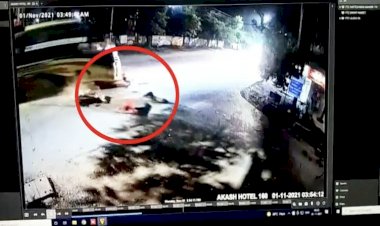 CG 2 मौत का LIVE VIDEO : तेज रफ्तार यात्री बस ने बाइक सवारों युवकों को मारी जोरदार टक्कर……फिर जो हुआ....चंद सेकंड में 2 युवक की मौत,3 की हालत गंभीर……दिल-दहला देने वाला विडियो देख कांप जायेगी आपकी रूह….. देखे VIDEO कैसे हुई मौत………