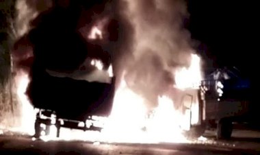 CG  पिकअप और ट्रक भीषण टक्कर के बाद लगी आग……मिनटों में धू-धू कर खाक हो गयी दोनों गाड़ियां….