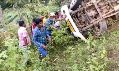 2 की मौत: दीवाली की खरीदी कर लौट रहे ग्रामीणों की गाड़ी पलटी….2 की मौत,14 घायल, सभी एक ही गांव के रहने वाले…..गाँव में पसरा मातम……