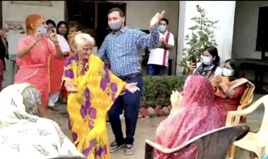 VIDEO 'झुमका गिरा रे' गीत पर वृद्धाश्रम में बुजुर्गों संग SDM झूमकर नाचे…..अफसरों ने कुछ इस अंदाज़ में रंगीन की दीवाली….वीडियो सोशल मीडिया में हुआ वायरल…देखे विडियो.....