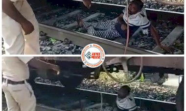 CG- सुसाइड कर रहे युवक का VIDEO: आत्महत्या करने की नियत से रेलवे ट्रैक पर लेट गया था शख्स.... फिर जो हुआ.... समय पर पहुंच गई पुलिस.... ट्रेन की पटरी में सोने वाले युवक की पुलिस ने ऐसे बचाई जान.... देखें VIDEO......