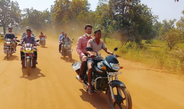 CG VIDEO नक्सल गढ़ में एसपी ,कलेक्टर बाइक पर : जहां नहीं जा सकती फोर व्हीलर बाइक से विधायक संग कलेक्टर-SP पहुंचे धुर नक्सल बीहड़ों में चौपाल लगाने…..ग्रामीणों के बीच समस्याएं सुनी फिर मौके पर ही किया समाधान…..देखे विडियो……