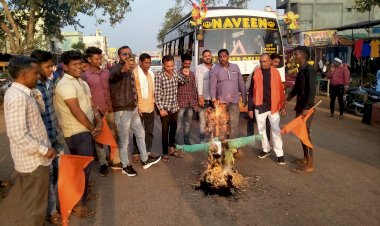 CG:देवरबीजा में विश्व हिंदू परिषद एवं भाजपा कार्यकर्ताओं द्वारा मुख्यमंत्री व वन मंत्री का पुतला दहन किये