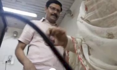 LIVE VIDEO महिला के साथ जबरदस्ती Kiss करते सचिवालय अधिकारी का Video वायरल…..महिला कर्मी से ऐसे खुले आम छेड़छाड़ करता दिखा अफसर…वायरल Video देख कर्मी पर आ जाएगा गुस्सा….आरोपी गिरफ्तार ,देखे छेड़खानी का वीडियो…..