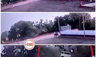 छू कर निकली मौत VIDEO: हवा में की गोते खाने के बाद भी कार सवारों को नहीं आई खरोच.... बाल-बाल बचा ड्राइवर.... तेज रफ्तार कार 10 फीट हवा में उछलते हुए झाड़ियों में गिरी.... देखें रोहित शेट्‌टी की फिल्म नहीं, रीयल सीन का VIDEO......