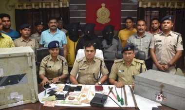 बिग CG न्यूज: ACB कंपनी के मालिक के घर हुए लाखों की चोरी का खुलासा.... नौकर और उसकी पत्नी ने रची थी चोरी की साजिश.... नेपाल के 3 आरोपी गिरफ्तार.... लॉकर सहित चोरी के जेवरात भी बरामद.... 4 आरोपी फरार..... जानिए कैसे शराब की बोतल ने पहुंचाया आरोपियों तक.......