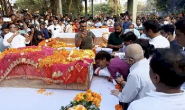 VIDEO शहीद विप्लव को अंतिम विदाई : शहादत को सलाम….जवानों के कंधे पर आए , तिरंगे में लिपटे शव के पास बिलखती मां ने बेटे को कहा “जय हिंद साहब”……जांबाज बेटे को मां की ऐसी विदाई पर रो पड़ा पूरा शहर….पत्रकार पिता ने भी किया अपने लाल को सलाम…छोटे भाई लेफ्टिनेंट कर्नल अनय ने दी मुखाग्नि……देखे फ़ोटो और विडियो……