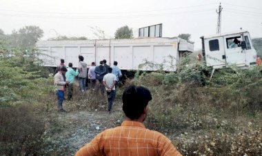 चार बाराती की मौत : शादी का खुशनुमा माहौल मातम में बदला....तेज रफ्तार ट्रेलर ने बारातियों को कुचला, मौके पर 4 की मौत....दुल्हन के घर पहुंचे बाराती बैंड पार्टी का कर रहे थे इंतजार….आयी दर्दनाक हादसे की खबर.......