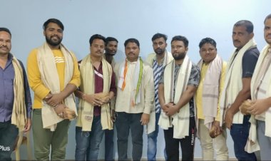 राष्ट्रीय प्रेस दिवस  पर जनपद उपाध्यक्ष माड़वी देवा ने पत्रकारों  का श्रीफल और शाल दे कर किया सम्मान