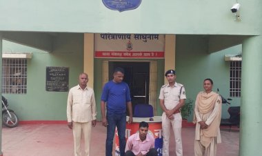 CG- धोखेबाज पड़ोसी गिरफ्तार: बुजुर्ग के अनपढ़ होने का फायदा उठाकर खाते से निकाले लाखों.... वृद्ध को बोलता, आवास योजना का पैसा आया है.... हर बार लगवाता अंगूठा.... खाते से निकाल लेता रकम.... फिर जो हुआ......