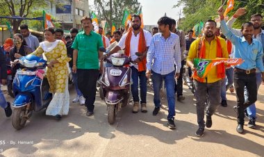 CG:बेमेतरा युवा मोर्चा जिलाध्यक्ष के नेतृत्व में पैदल मोटर साइकिल लेकर किये विरोध प्रदर्शन