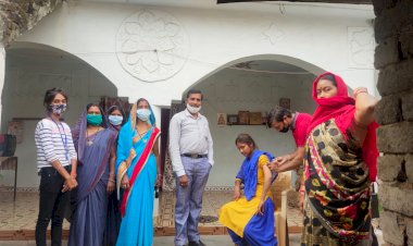 CG:लावातरा में घर-घर दस्तक देकर किया कोरोना टीकाकरण