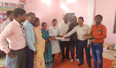 छत्तीसगढ़ सहायक शिक्षक फेडरेशन ब्लॉक शाखा नगरी की ओर से शोक श्रद्धांजलि सभा का आयोजन किया गया.. जिसमें शोकाकुल परिवार को 60000 हजार रूपए का संवेदना राशि वितरण किया गया....