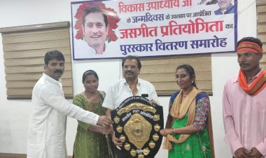 संसदीय सचिव विकास उपाध्याय के जन्मदिन के अवसर पर आयोजन माता जस गायन प्रतियोगिता मे प्रदेश के विभिन्न मंडलियों को पुरस्कार वितरण किया गया....