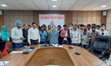 *सूरजपुर पुलिस ने 10 लाख कीमत के 40 मोबाइल फोन उनके वारिसानों को किए वापस।* *गुम मोबाईल की सूचना देने सूरजपुर पुलिस के ब्लाग में मौजूद है सुविधा।* *लिंक https://forms.gle/hYeR5TfNft3yqTet7 पर भी गुम हुए मोबाईल की दी जा सकती है सूचना।*