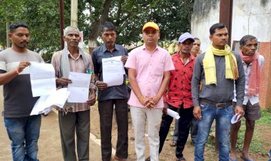 DHAMTARI : ग्रामीण क्षेत्र के दुरस्त अंचल के ग्रामीण किसानों का धान बेचने के लिए नही किया गया पंजीयन किसान पहुचे कलेक्ट्रेट....