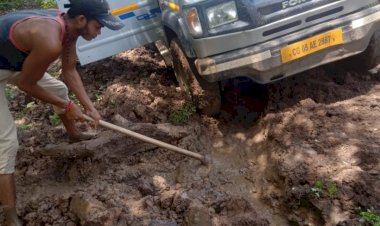नगरी ब्लाक के रिसगाव खल्लारी मार्ग मे वन विभाग ने किये लाखो खर्च फिर भी नही सुधरी सडक की दशा..गर्भवती महिला को प्रसव के लिये लाते वाहन धसी दलदल मे बडी मुश्कील से गर्भवती महिला को पहुंचाया गया हास्पिटल..जनप्रतिनिधि व अधिकारी रिजर्व फारेस्ट का हवाला दे कर पल्ला झाड नजर आते है...