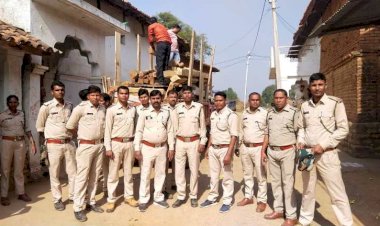 महासमुंद जिले के सुदूरवर्ती ग्रामीण इलाकों में लकड़ी तस्करी का खेल लगातार जारी सरायपाली वन परिक्षेत्र के ग्राम पोड़ापाली में बेशकीमती सागौन लकड़ी की तस्करी कर एक घर में भंडारण कर रखने वाले एक शख्स के खिलाफ वन विभाग की टीम ने दबिश देकर की कार्यवाही