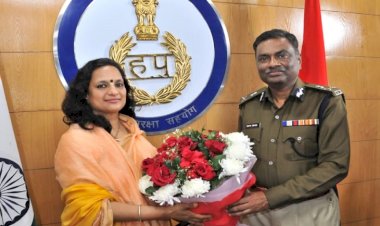 IPS ने ली स्वैच्छिक सेवानिवृत्ति :- ये IPS करना चाहती है कृष्ण की भक्ति…..IPS भगवा वस्त्र पहन पहुंचीं ऑफिस... अब वृंदावन में होंगी भक्ति में लीन….23 साल की सर्विस में कई बार बटोरी सुर्खियां…ये 2 IPS पहले भी पकड़ चुके हैं भक्ति की राह……