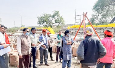 CG:बेमेतरा जिले की प्रभारी सचिव सुश्री शांडिल्य ने किये धान उपार्जन केंद्रों का निरीक्षण