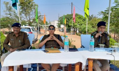 *सूरजपुर पुलिस लाईन में महिला कर्मचारियों के लिए रिफ्रेसर/क्रैश प्रशिक्षण का हुआ आयोजन ...महिलाओं की सुरक्षा के लिए महिला बीट प्रभारी एवं जल्द टीम रक्षक होगी गठित*
