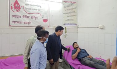 ऑक्सीजन कृत्रिम रूप से बन सकती है, रक्त नहीं.... इसलिए हर युवा को रक्तदान के लिए आगे आना होगा: कलेक्टर