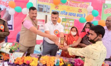 CG:शासकीय स्कुल मोहरेंगा पहुंचे बेमेतरा कलेक्टर एवं एसपी छात्र - छात्राओं को बाल सुरक्षा पर आधारित 