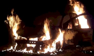 नगरी : जब बीच सड़क पर एक चलती कार में अचानक लगी आग... देखते ही देखते गाड़ी पूरी तरह जलकर हुई खाक...बाल बाल बचे लोग... पढ़िए पूरी खबर..