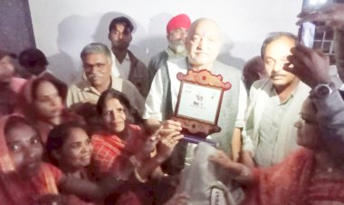 CG BEMETARA:नारी सक्ति महिला स्व सहायता समूह बीजा के द्वारा कृषि मंत्री रवींद्र चौबे का भव्य स्वागत एवं प्रतीक चिन्ह से सम्मान किये