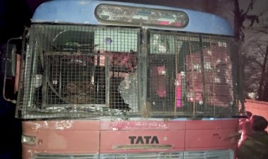 2 जवान शहीद बिग ब्रेकिंग : बड़ा आतंकी हमला, पुलिस की बस पर फायरिंग ,फायरिंग में 2 जवान शहीद , 14 जवान ज़ख्मी…. PM ने मांगी जानकारी…..