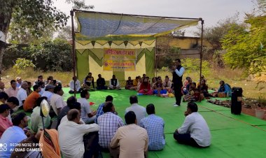 1241 शिक्षक की बीईओ हटाने  को लेकर धरना प्रदर्शन जारी.... सारे स्कूल सहित मध्यान भोजन बंद....