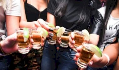 छात्रों की दारू-सेक्स पार्टी: जंगल में शराब-ड्रग के साथ सेकंडरी स्कूल के छात्र-छात्राओं की सेक्स-पार्टी.... 16 अरेस्ट.... नशा और संबंध बनाते रंगे हाथ पकड़े गए.... कई स्टूडेंट्स मिले बेहद आपत्तिजनक हालत में......