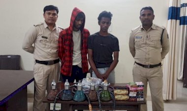 CG: कैफे का दरवाजा बाहर से बंद था.... अंदर हुक्का गुड़गुड़ा रहे थे युवक.... हुक्का बार में दबिश.... हुक्का बार चलाते पकड़ाए दो संचालक......